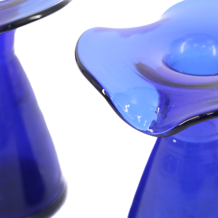 Ljusstakar i blått glas
