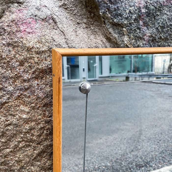 Större spegel med vackra detaljer