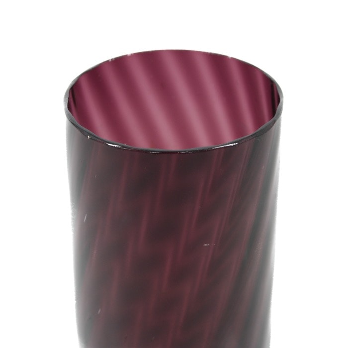 Retro lila glasvas med randigt mönster