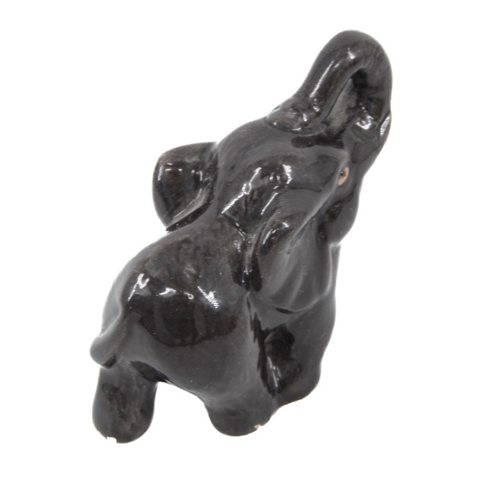 Elefant i svart porslin
