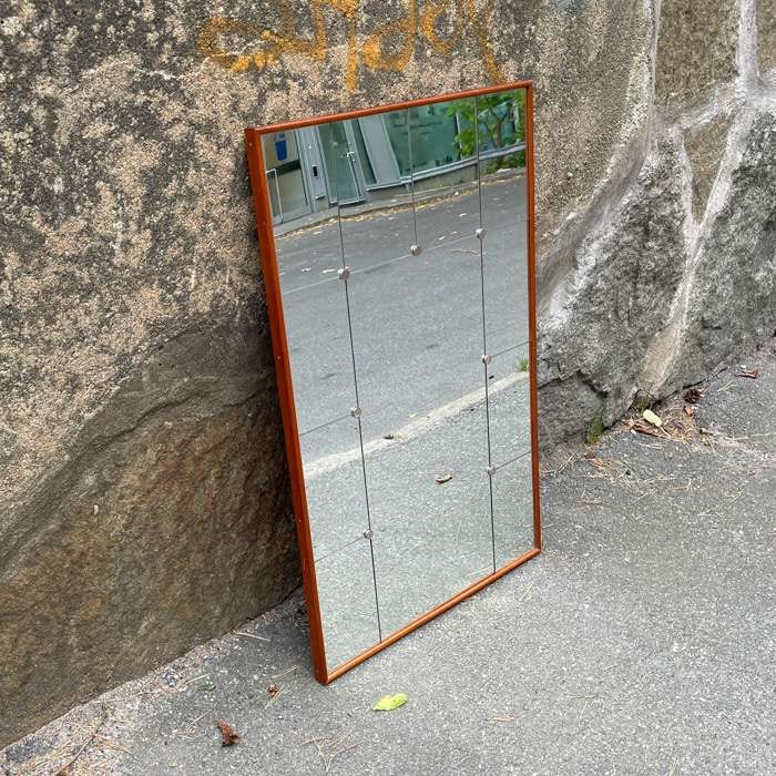 Väggspegel med vackra detaljer