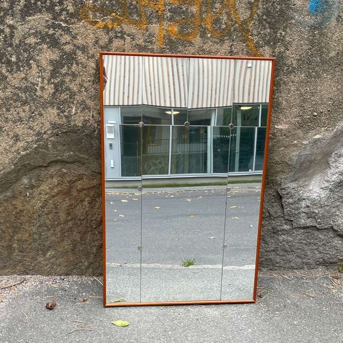 Väggspegel med vackra detaljer