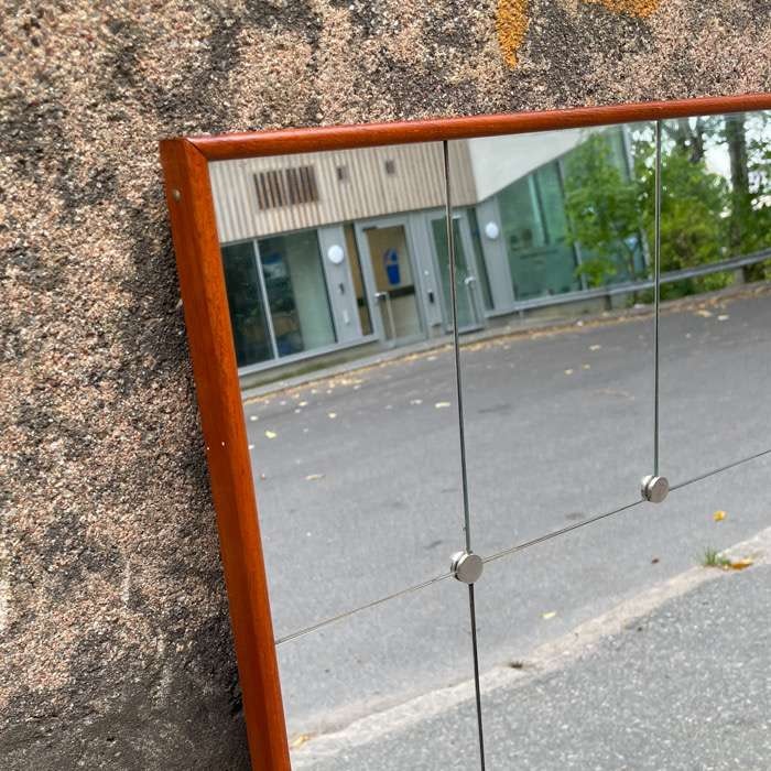 Väggspegel med vackra detaljer
