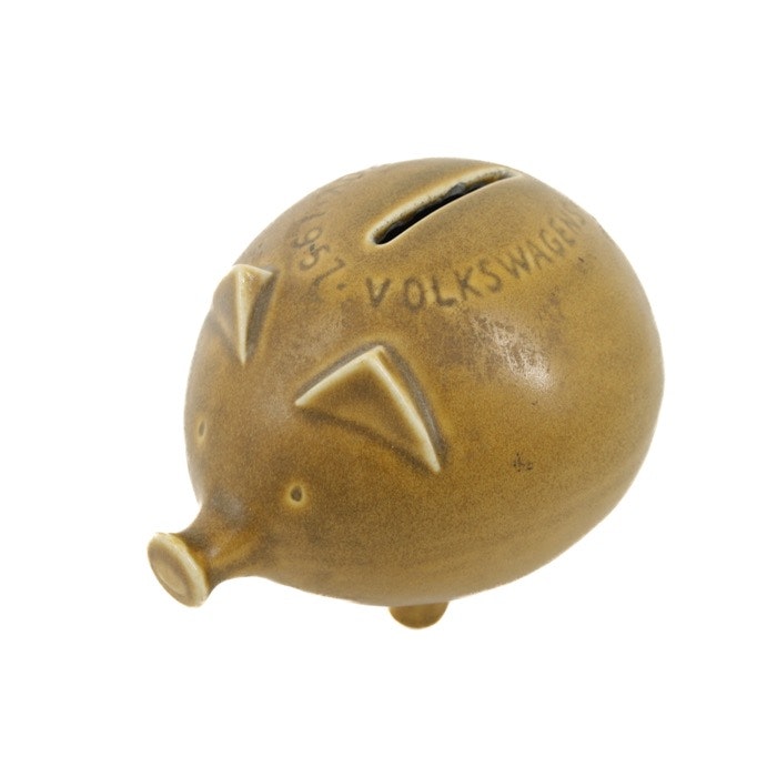 Spargris i keramik - Volkswagens ekonomiprov 1957, sign KB