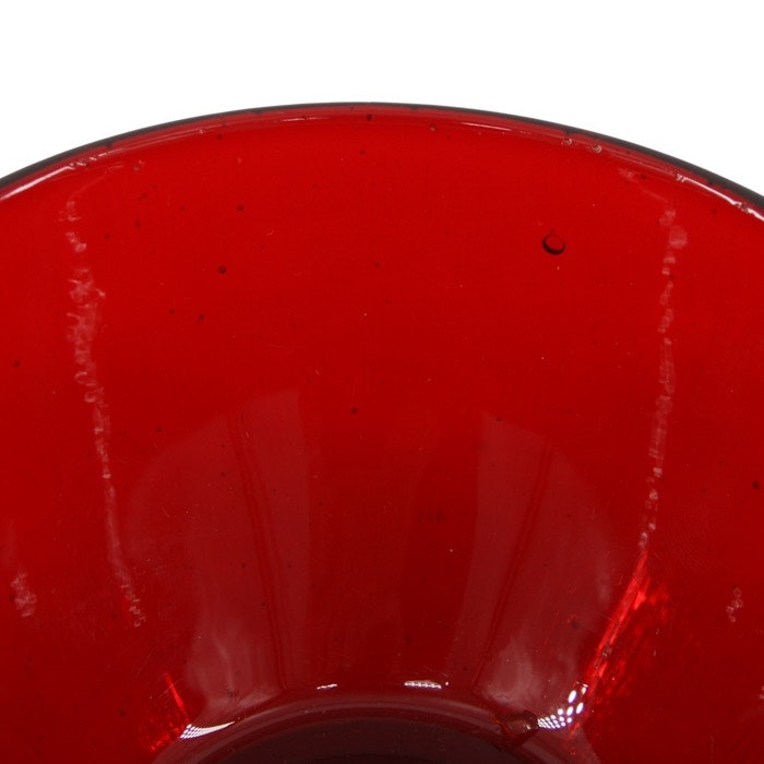 Mindre röd skål i glas