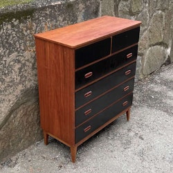 Byrå i teak med 6 stycken svartmålade lådor