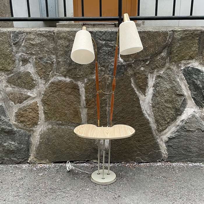 Retro golvlampa med avlastningsyta