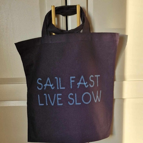 Tygkasse med tryck "SAIL FAST LIVE SLOW"