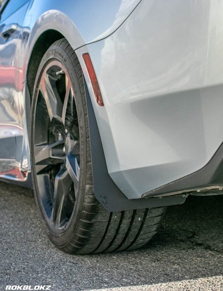 Close up on mud guard on a camaro