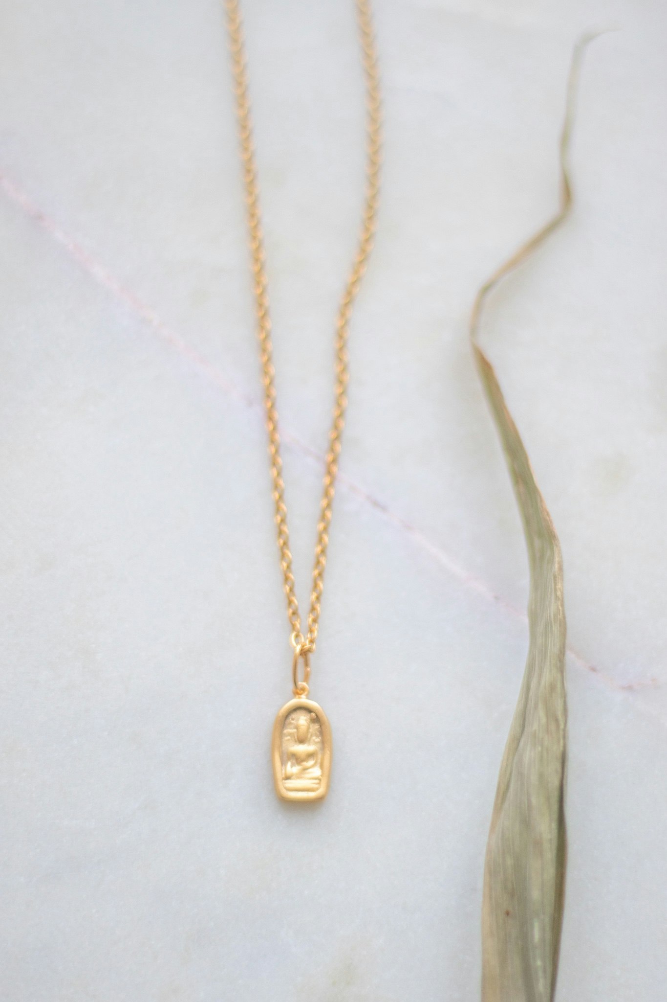 Halsband med en liten, vacker meditation, buddha amulett 1,5 x 1cm av 18k gulpläterad sterling silver