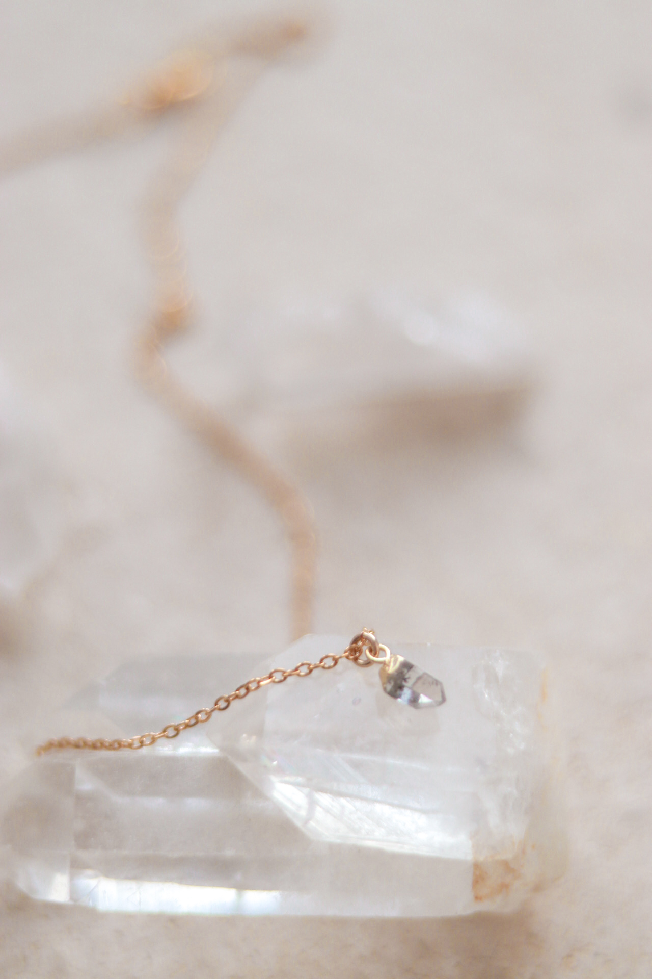 En vacker Herkimer Diamant, ca 0,7x 0,5 cm på en tunn 14K guldpläterad kedja med lås.  Längd på kedjan är ca 50cm  Handgjort med kärlek av Sussi Norberg  Alla stenar varierar i form och storlek