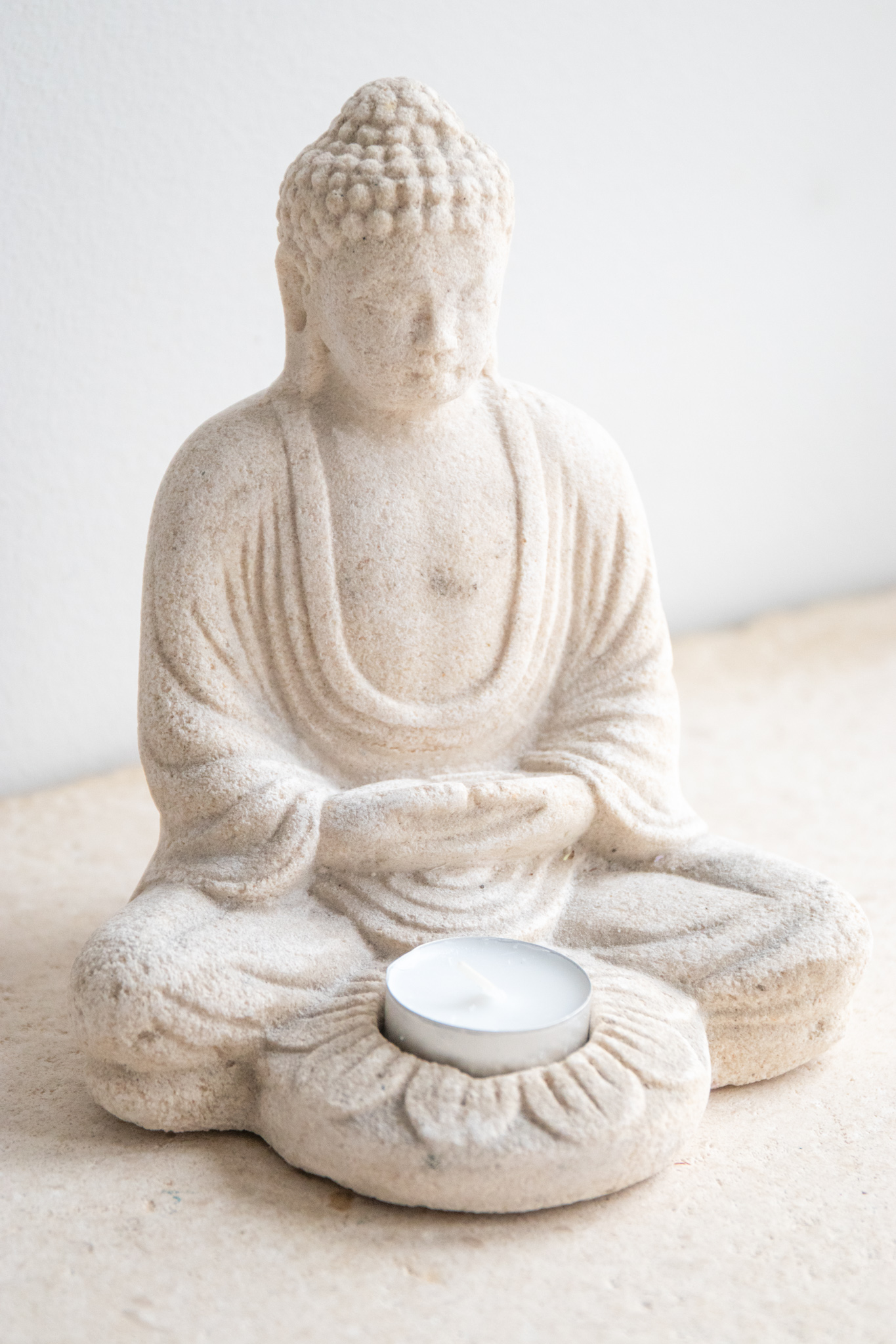 En vacker ljusstake, Buddha, för värmeljus.