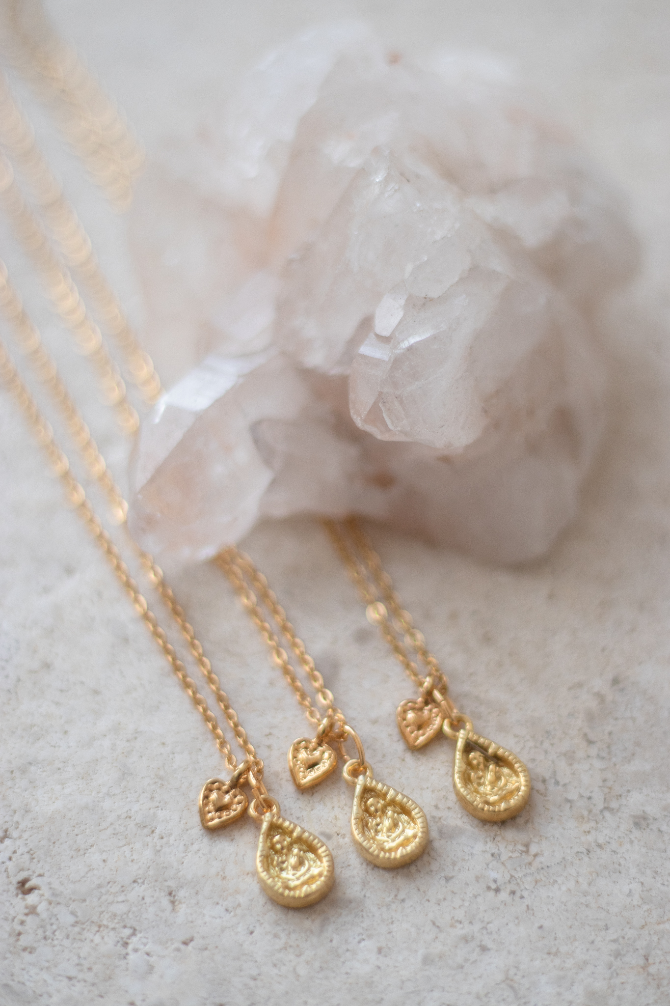 Necklace in gold with two pendants, buddha and a heart