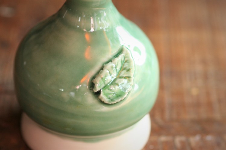 Ljusgrön vas med bladdekoration