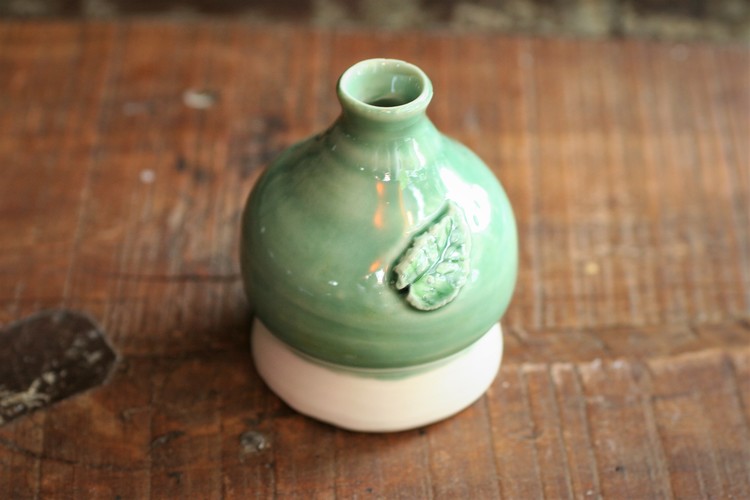 Ljusgrön vas med bladdekoration