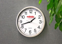 MÄ12303 - Väggur i stationsdesign - Märklin