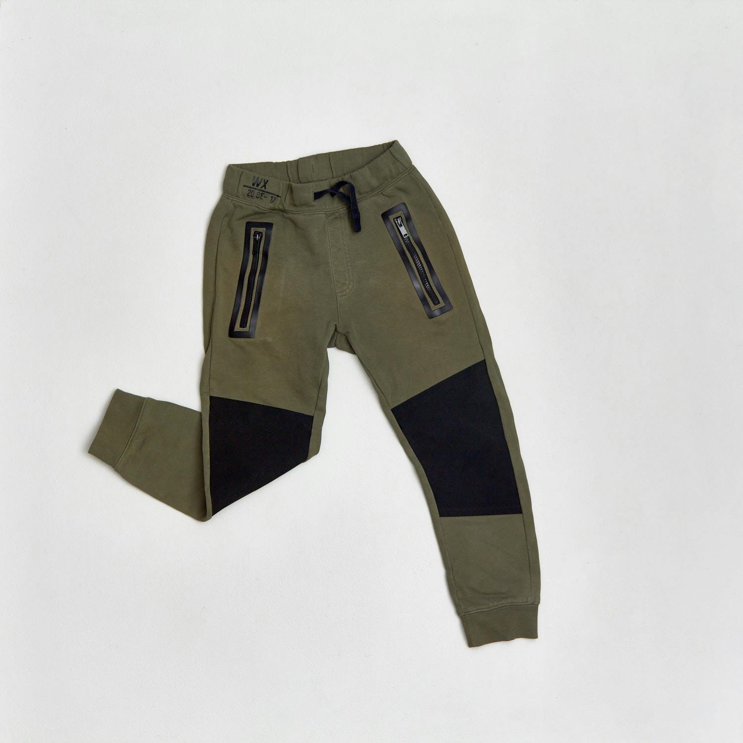 Knee patch lagning (Barn) av tex träningsbyxor, sweatpants, hiking byxor mm  - Nimble Patch hållbara & slitstarka jeans för barn