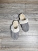 Elpida Evi Fårskinnstofflor Grå på ett grått vackert golv