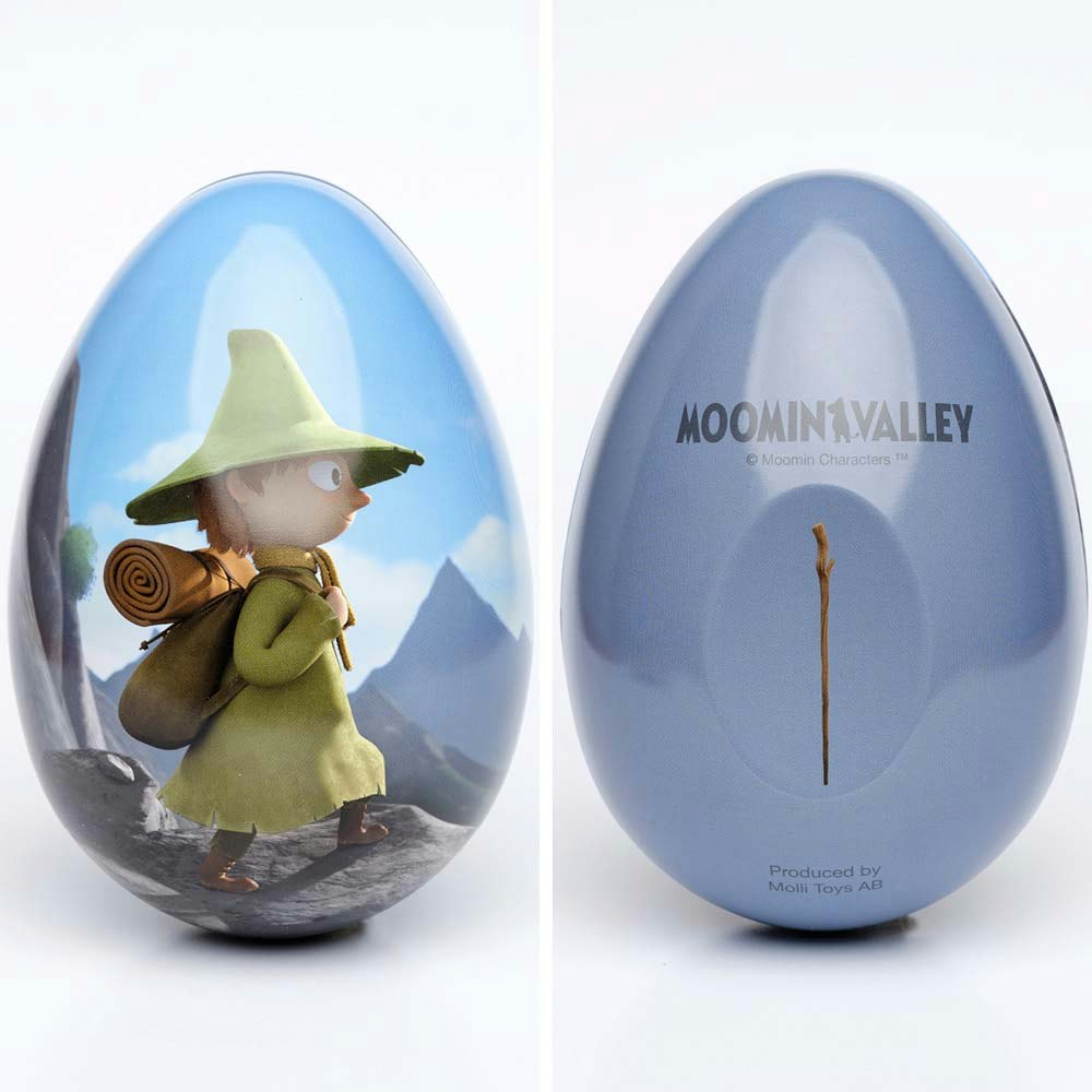 Muminpåskägg i ljusblå färg med motiv av Snusmumriken som vandrar i bergen på framsidan och texten Moominvalley med vandringsstav på baksidan.