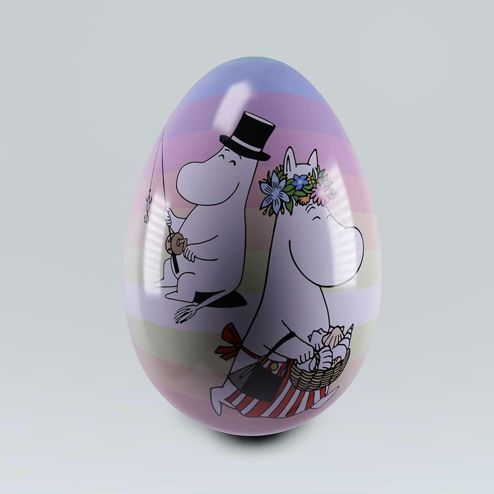 Muminpåskägg i plåt, 15 cm, med motiv av Muminmamman och Muminpappan samt personligt namn i vinyl.