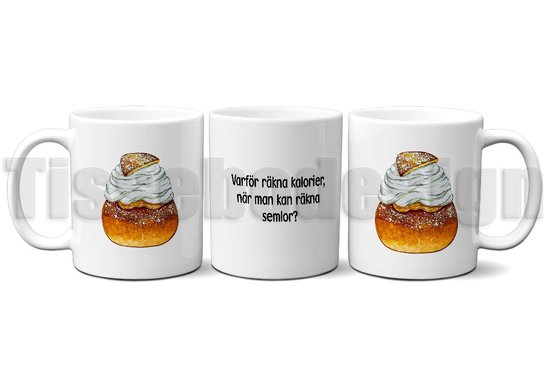 Vit mugg med en bild av en semla och texten En semla om dagen håller bantningen borta tryckt på båda sidor, keramik, 330 ml.