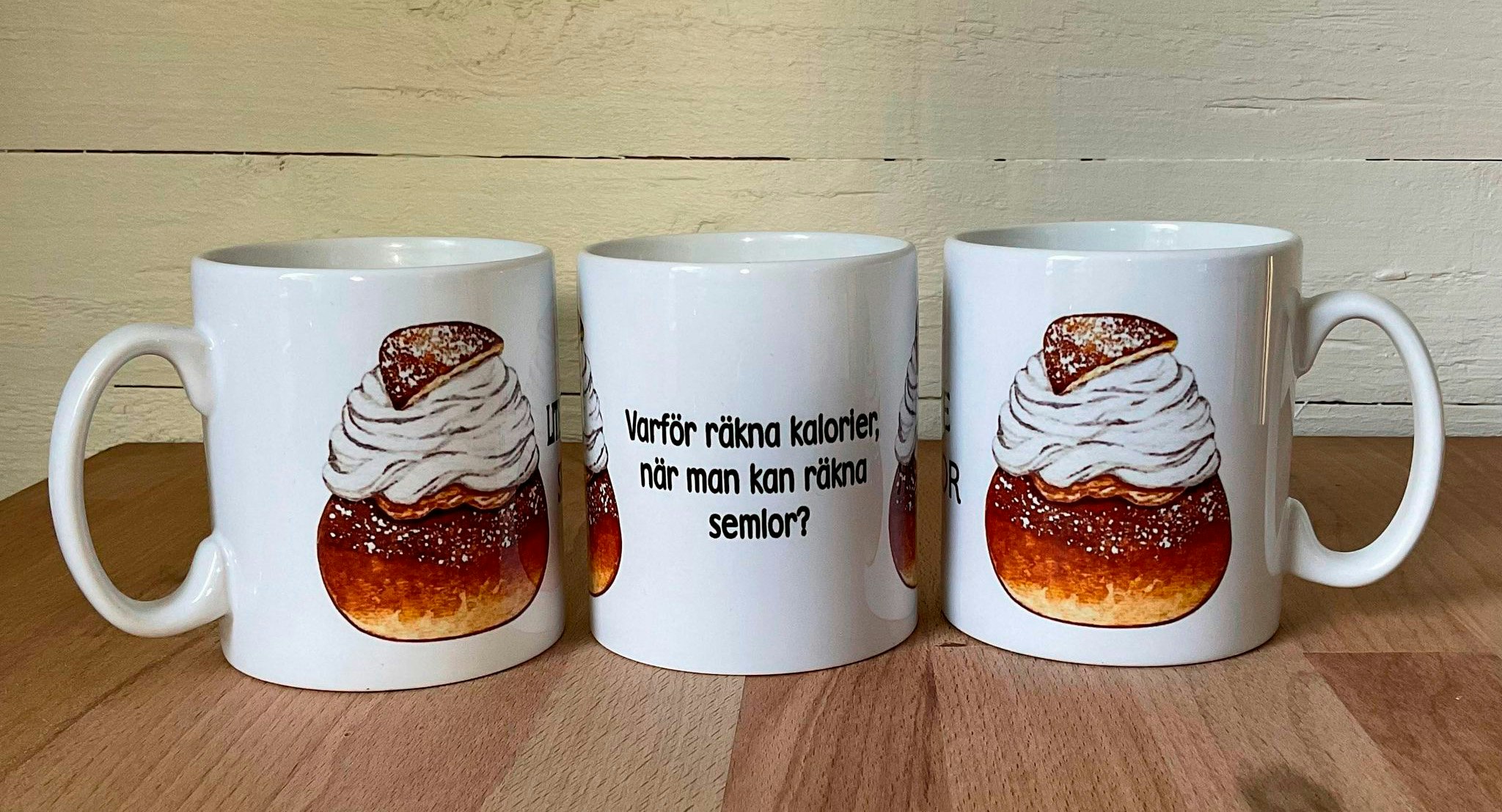 Vit mugg med en bild av en semla och texten En semla om dagen håller bantningen borta tryckt på båda sidor, keramik, 330 ml.