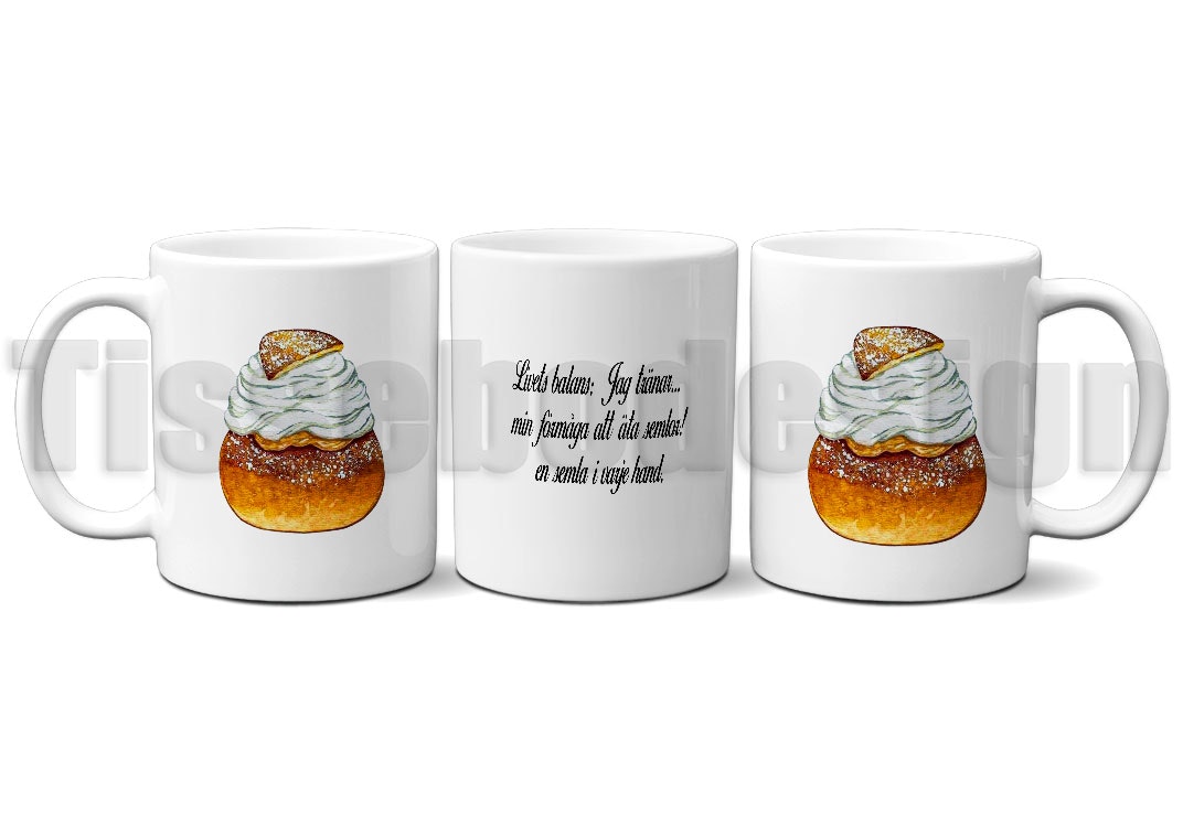 Vit mugg med en bild av en semla och texten Livets balans: en semla i varje hand tryckt på båda sidor, keramik, 330 ml.