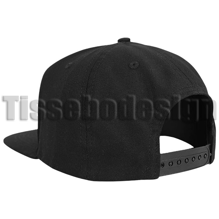 Svart snapback-keps i sned vinkel bakifrån med justerbart plastspänne. Klassisk och bekväm design i slitstark bomullstwill.