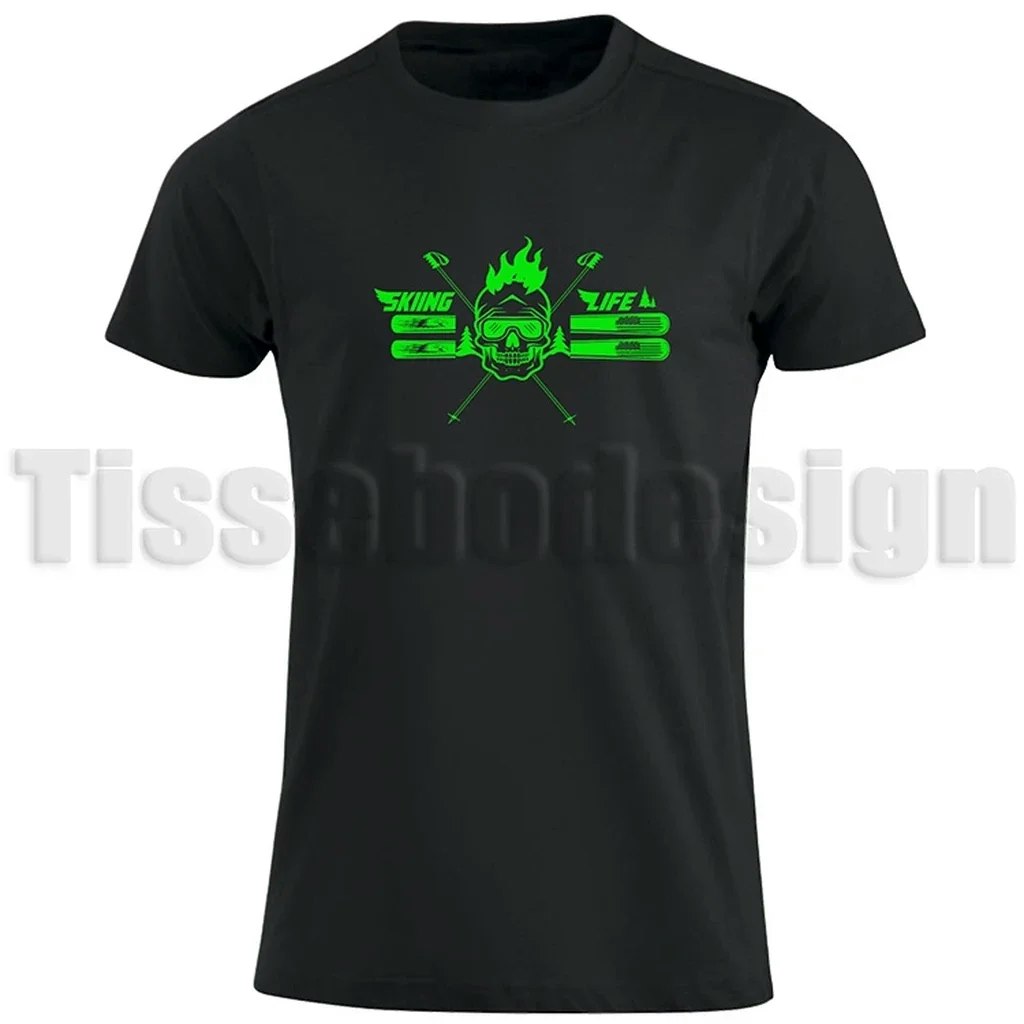 T-shirt med motivet Skiing Life i grönt. Dödskalle med skidglasögon, skidor och stavar i grönt tryck på svart T-shirt.