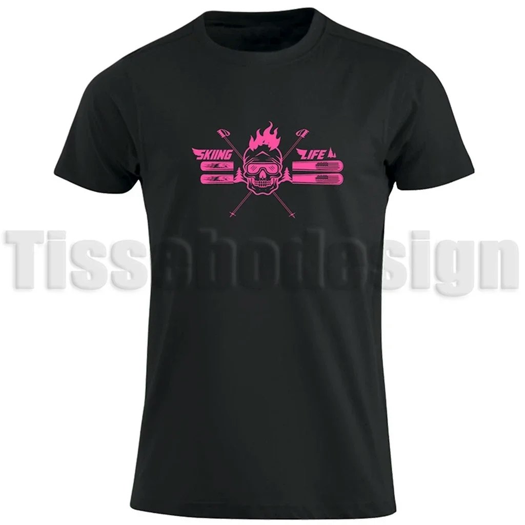 T-shirt med motivet Skiing Life i rosa. Dödskalle med skidglasögon, skidor och stavar i rosa tryck på svart T-shirt.