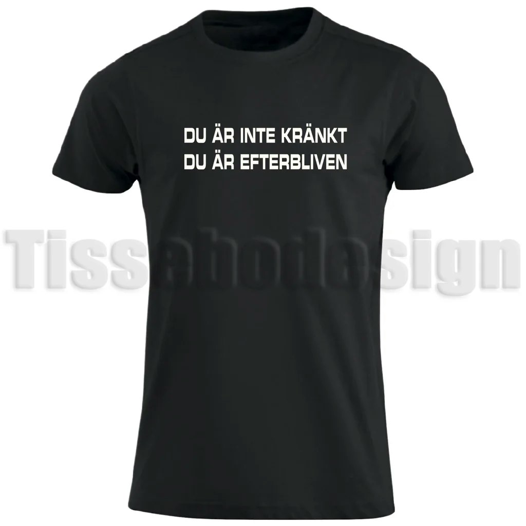 T-shirt med texten Du är inte kränkt du är efterbliven. Svart T-shirt i vuxenstorlek med vitt tryck på bröstet.