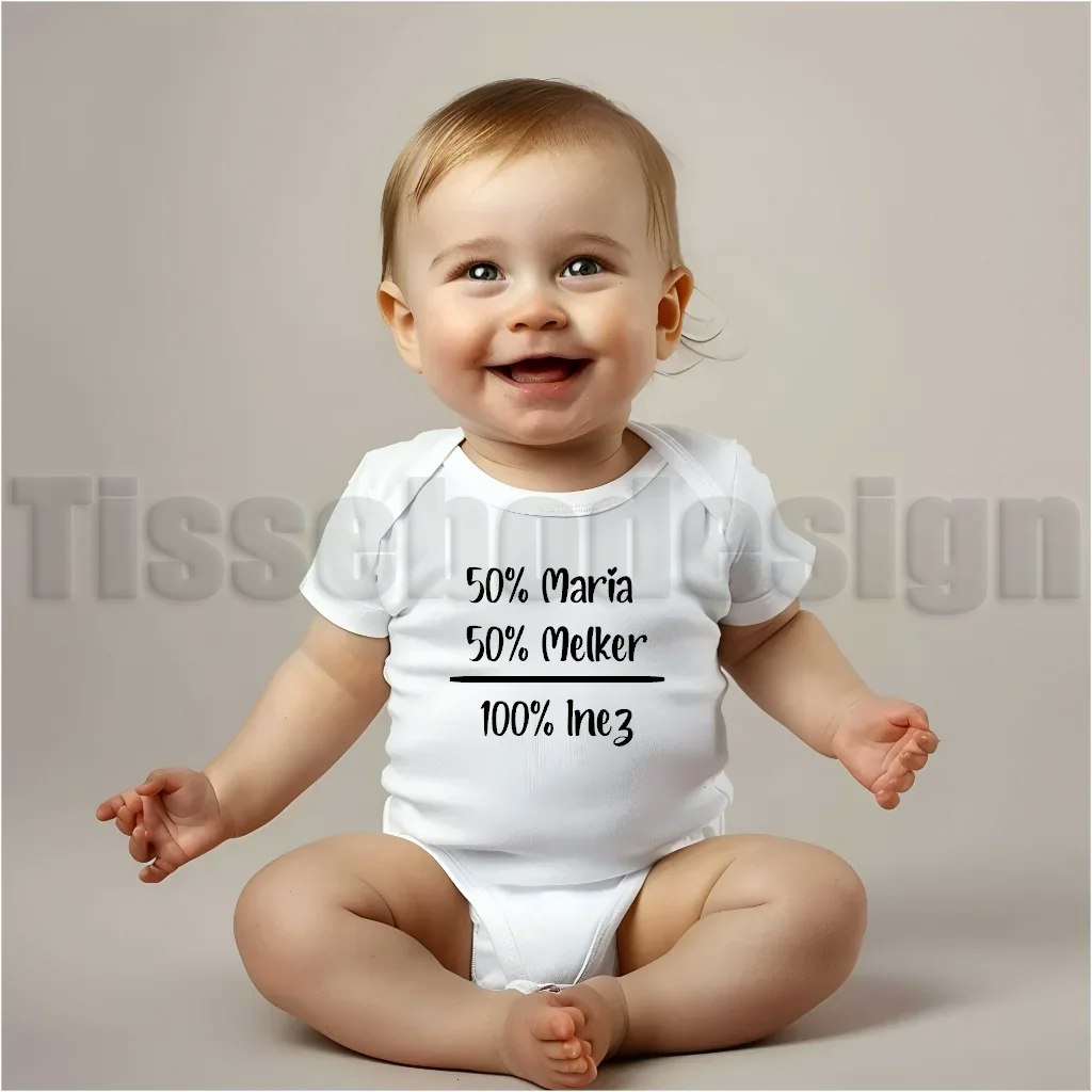 Vit babybody med svart text: 50% Maria, 50% Melker, 100% Inez. En personlig babybody med namntryck.