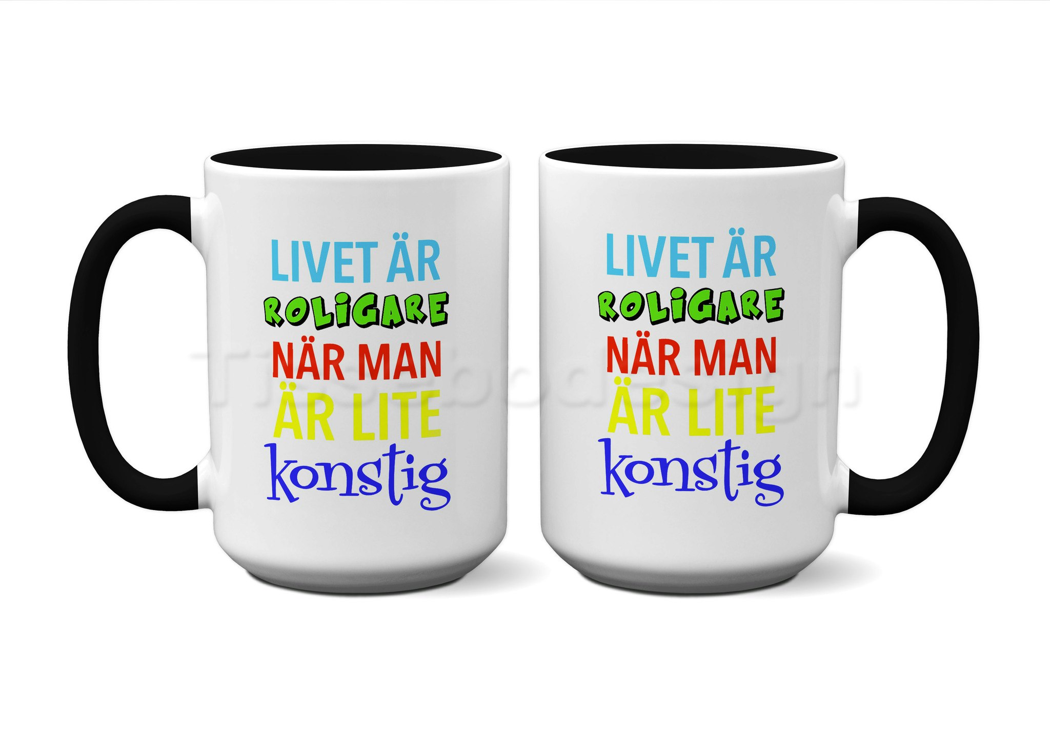 En vit 450 ml mugg med svart insida och svart handtag, tryckt med texten Livet är roligare när man är lite konstig, tryckt på bägge sidor av muggen