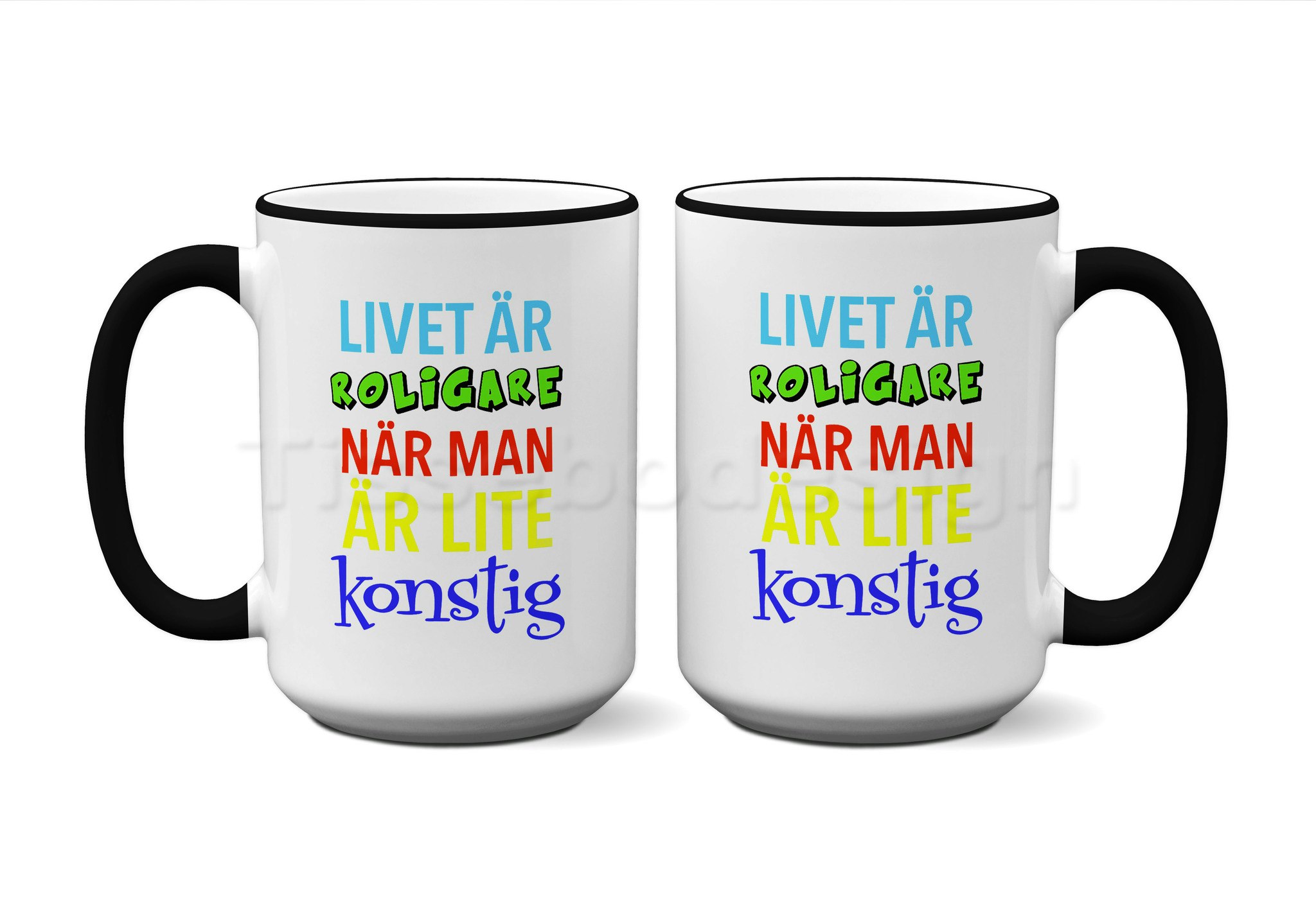 En vit 450 ml mugg svart kant och svart handtag, tryck med texten Livet är roligare när man är lite konstig, tyckt på bägge sidor av muggen
