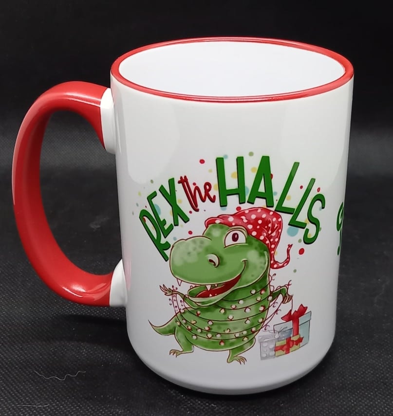 Julmugg med trycket Tree Rex, dinosaurie klädd som en julgran. Keramik, 450 ml, med rö