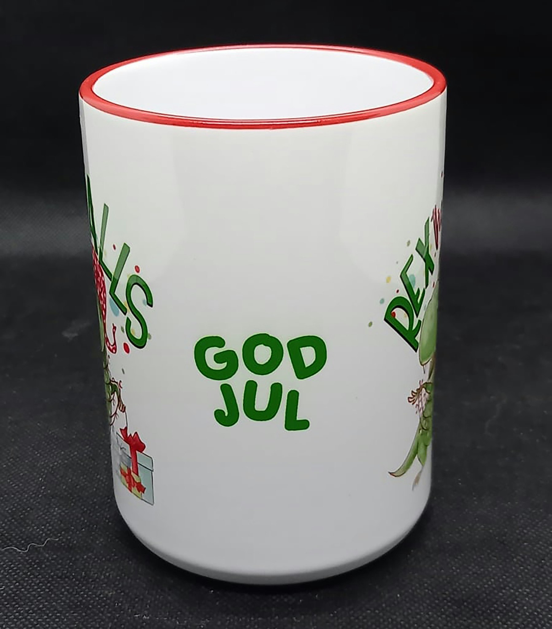 Julmugg med trycket Tree Rex, dinosaurie klädd som en julgran. Keramik, 450 ml, med rö