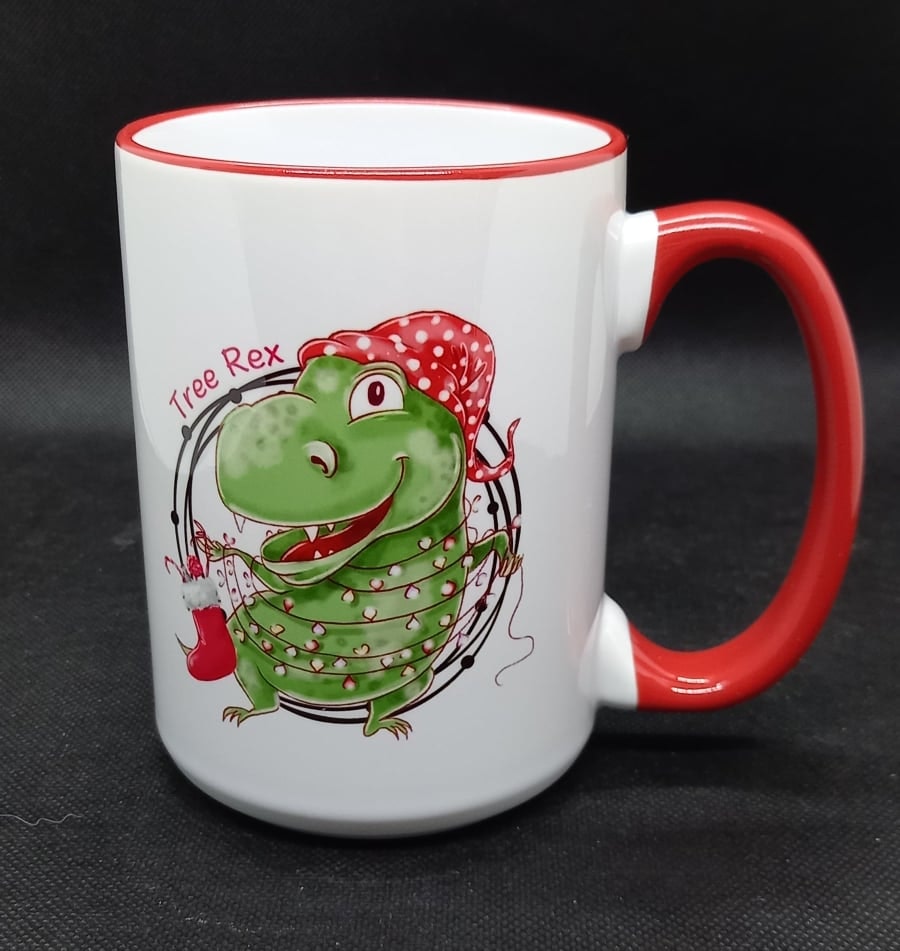 Julmugg med trycket 'Tree Rex', dinosaurie klädd som en julgran. Keramik, 450 ml, med rött handtag och kant.