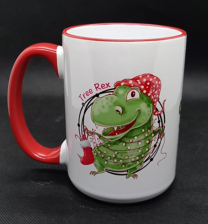 Julmugg med trycket 'Tree Rex', dinosaurie klädd som en julgran. Keramik, 450 ml, med rött handtag och kant.