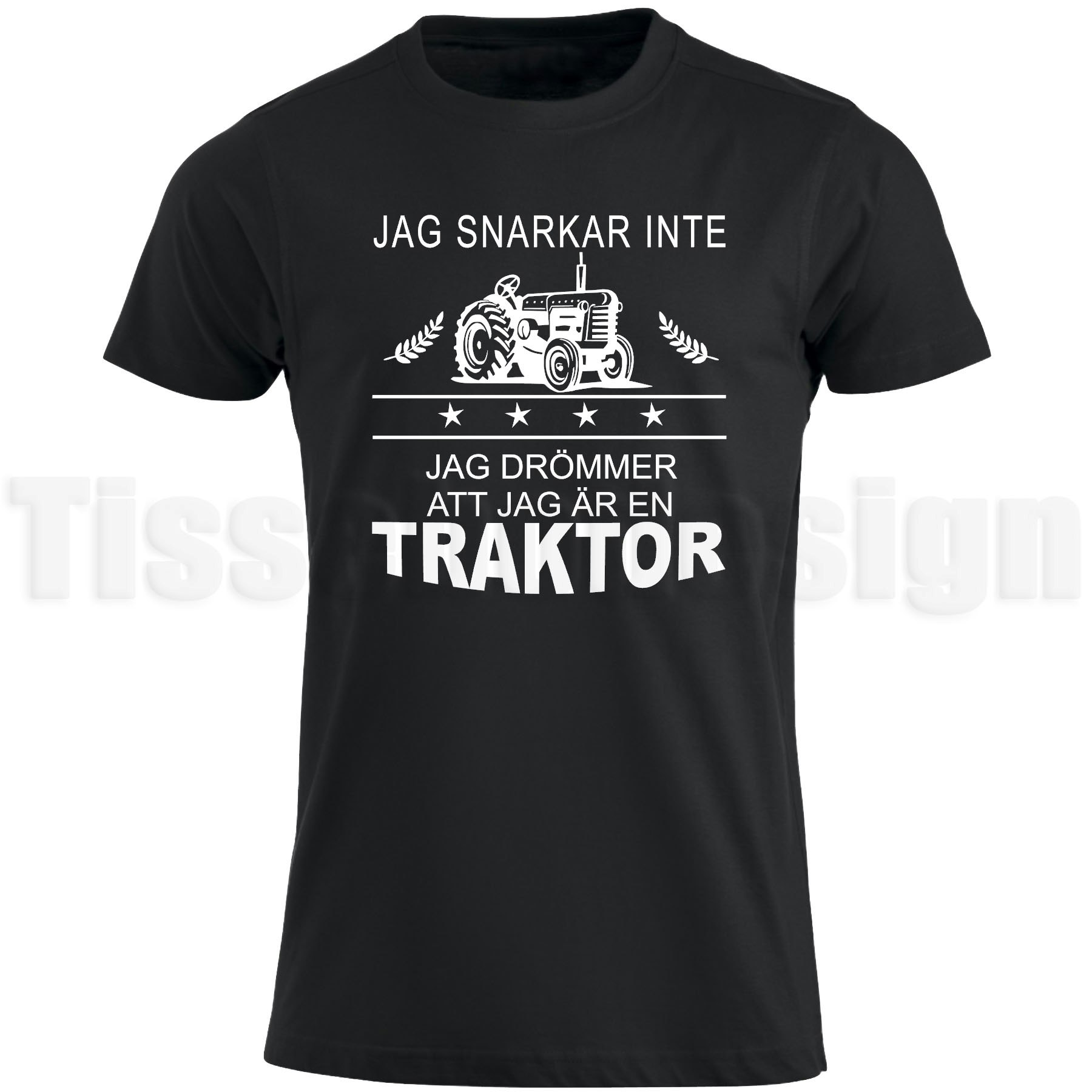 Svart T-shirt med bild på en trakor i vit med text Jag Snarkar Inte - Jag Drömmer Att Jag Är En Traktor - humoristisk design, 100% bomull, unisex, S till 5XL.