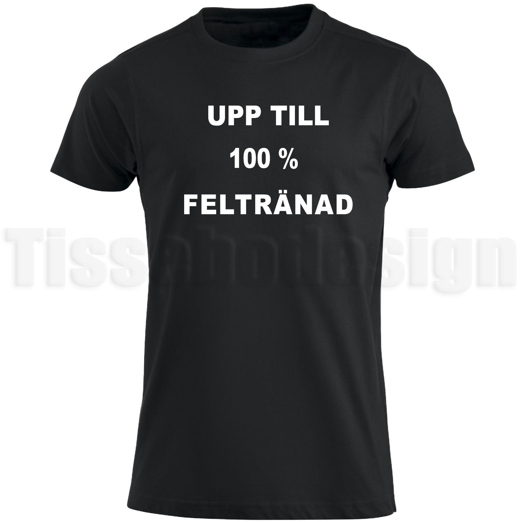 Svart T-shirt med vit text "Jag Snarkar Inte - Jag Drömmer Att Jag Är En Traktor" - humoristisk design, 100% bomull, unisex, tillgänglig i storlekar S till 5XL.