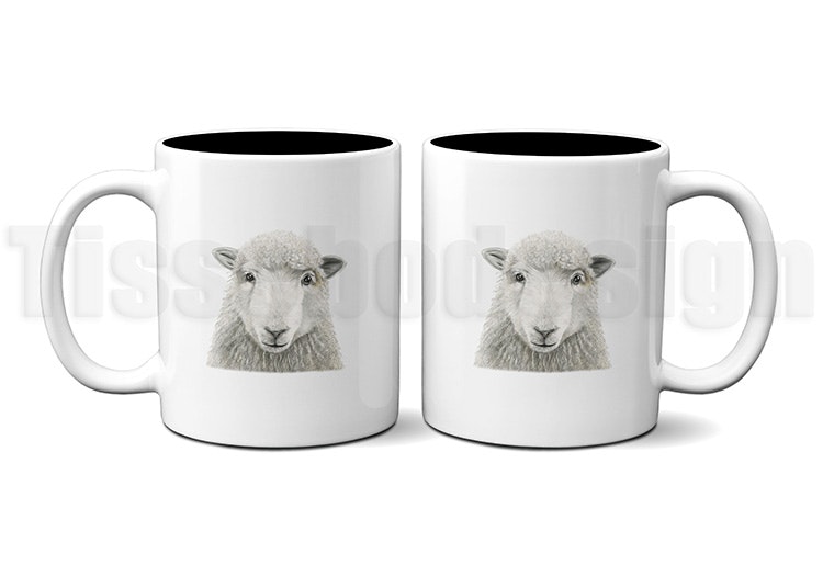 En hel vit 330 ml mugg med svart insida tryckt med ett lams ansikte på bägge sidor av muggen