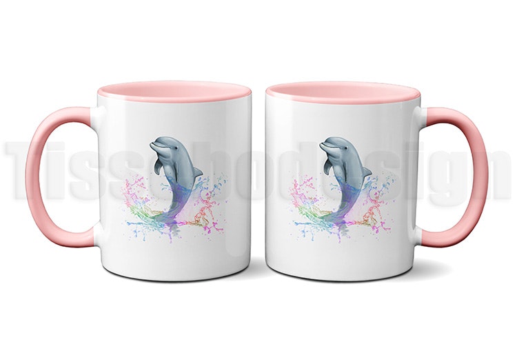 En vit 330 ml mugg med ljusrosa handtag och ljusrosa insida tryckt med en delfin i pastellfärger med trycket på bägge sidor av muggen