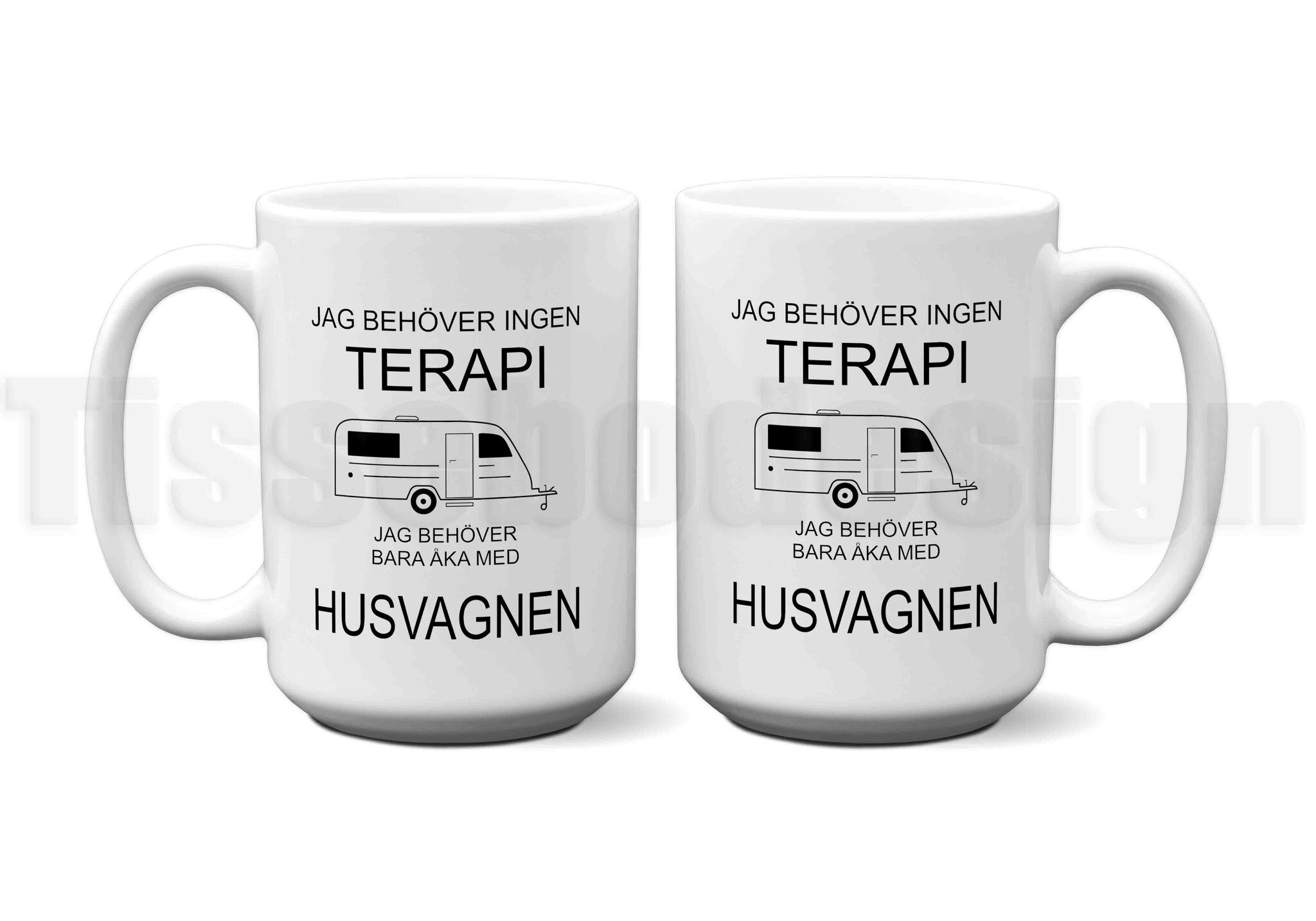 Vit keramikmugg med texten Man ska ha husbil. Färgglad och humoristisk, perfekt för husvagnsäventyr.