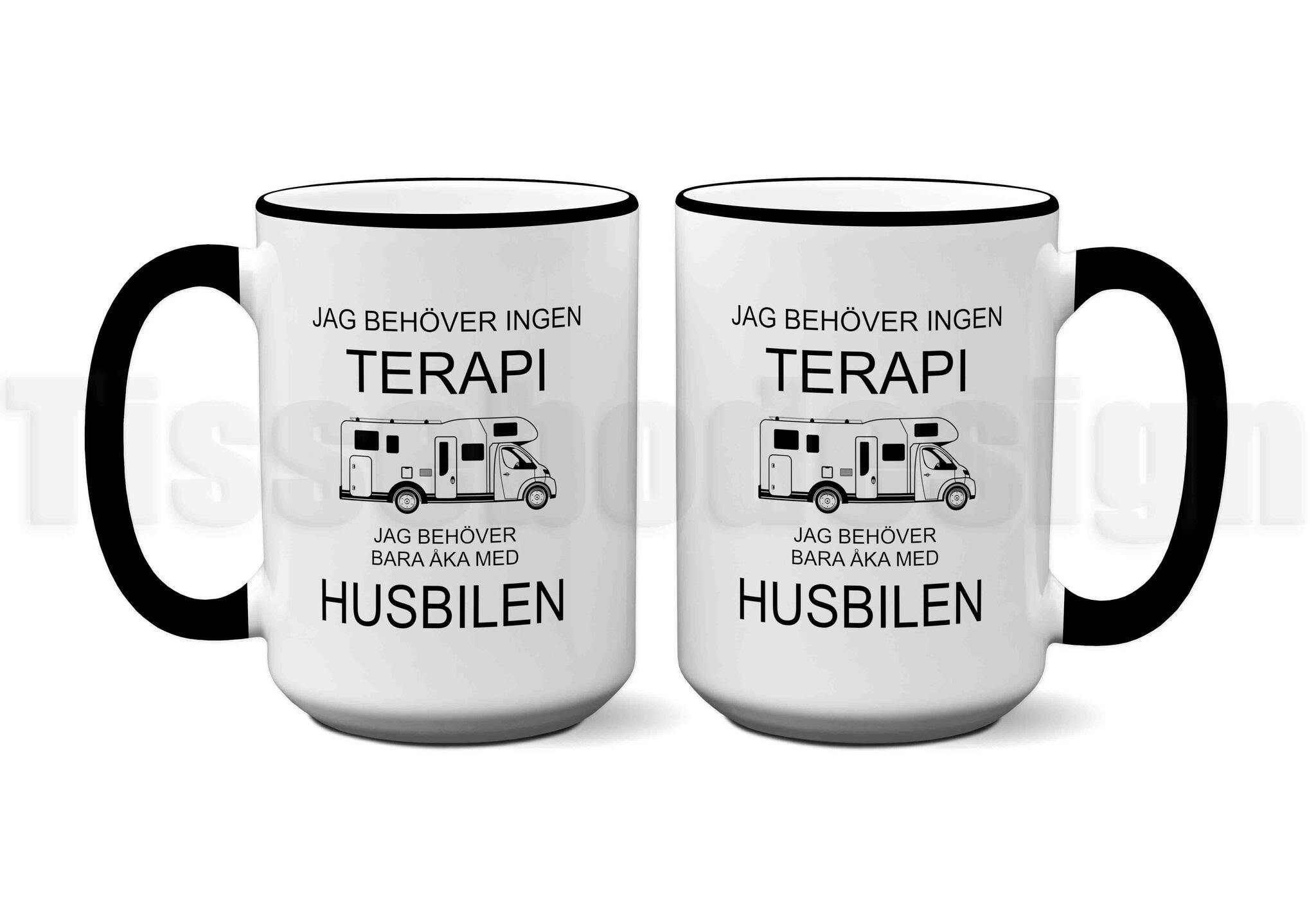 Vit mugg med svart kant och handtag, texten "Jag behöver ingen terapi, jag behöver bara åka med husbilen", rymmer 450 ml.