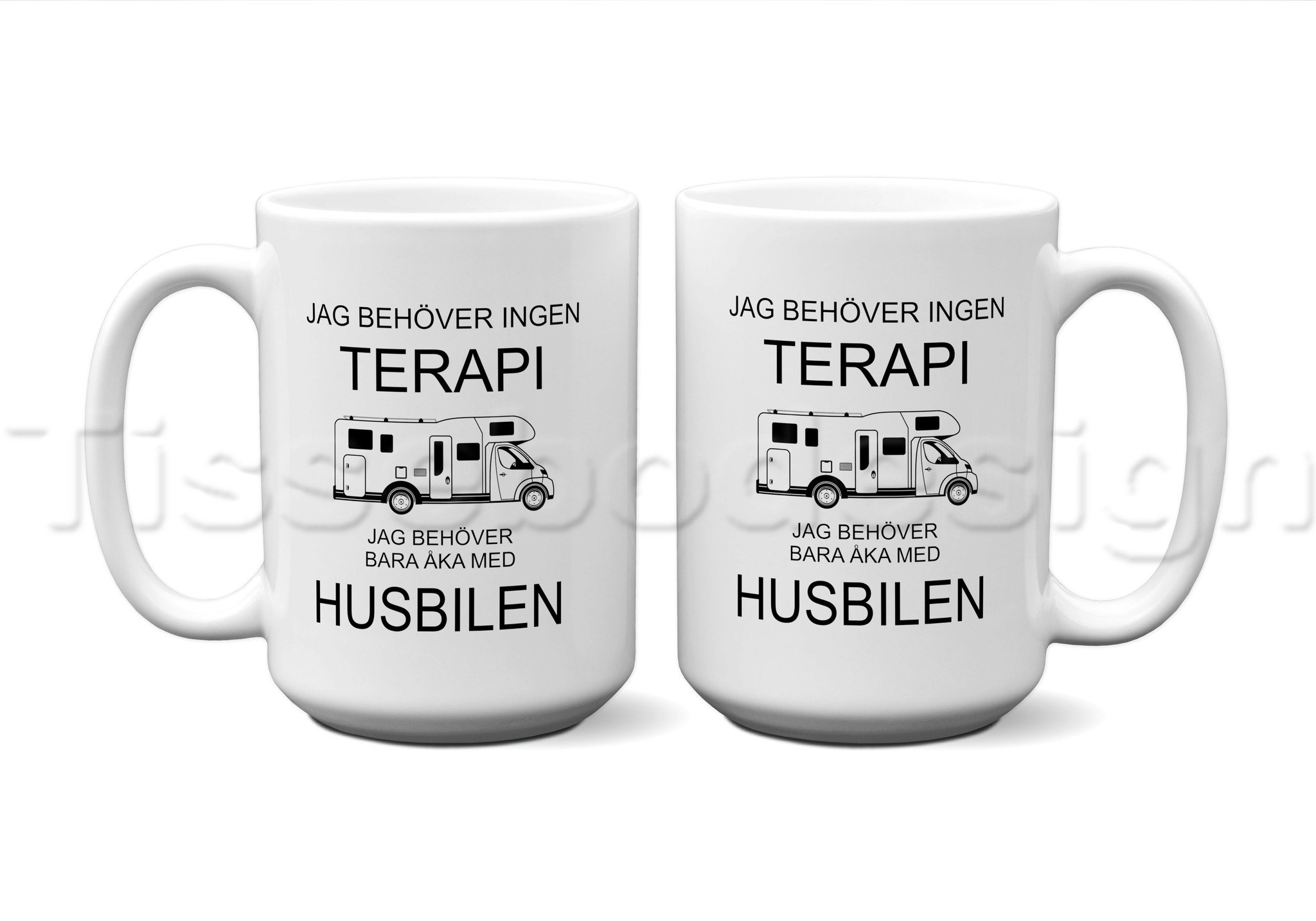 Helt vit mugg med texten JAG BEHÖVER INGEN TERAPI, JAG BEHÖVER BARA ÅKA MED HUSBILEN. 450 ml.