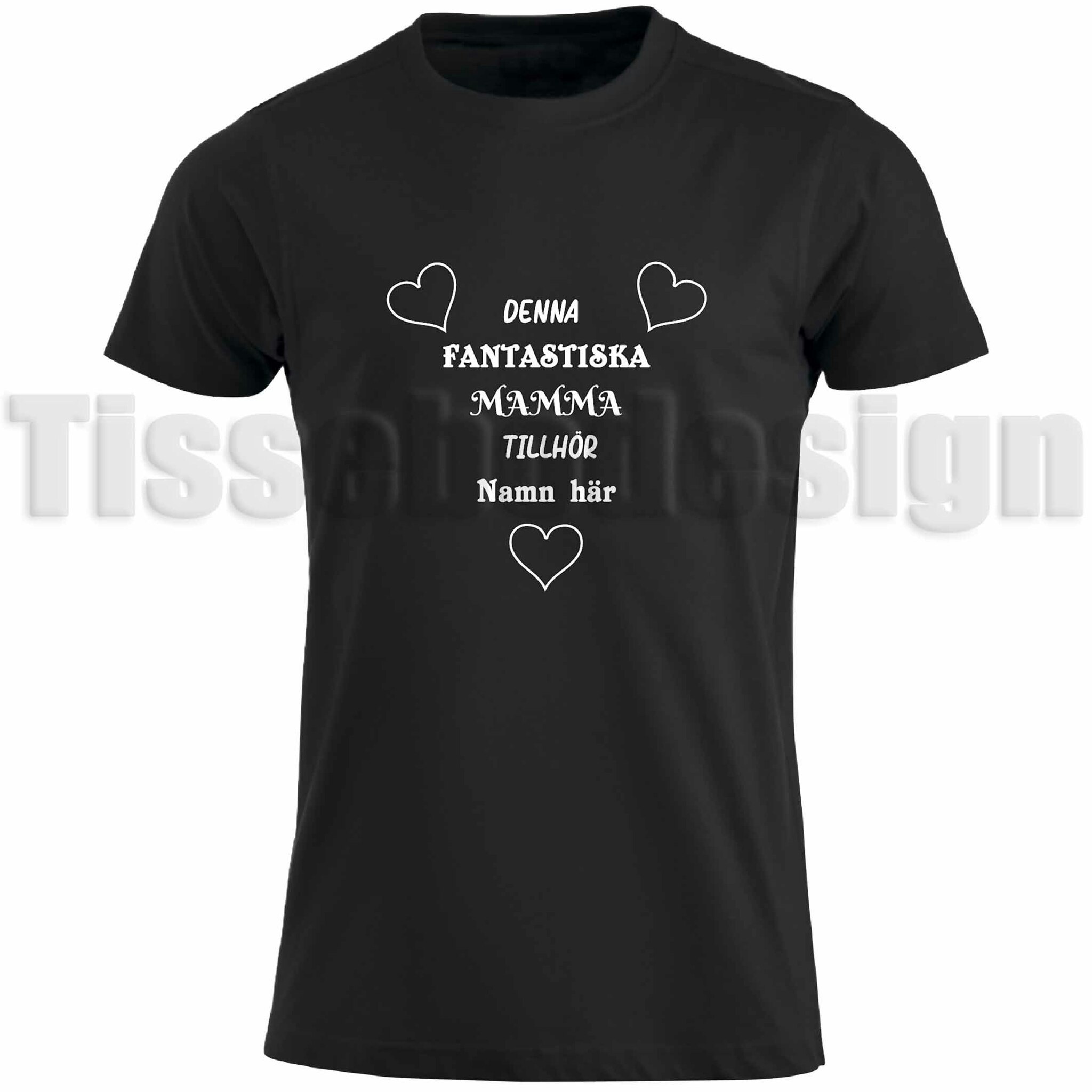 Svart t-shirt med vit texten Denna fantastiska mamma tillhör – kunden fyller själv i det namn som ska tryckas längst ner