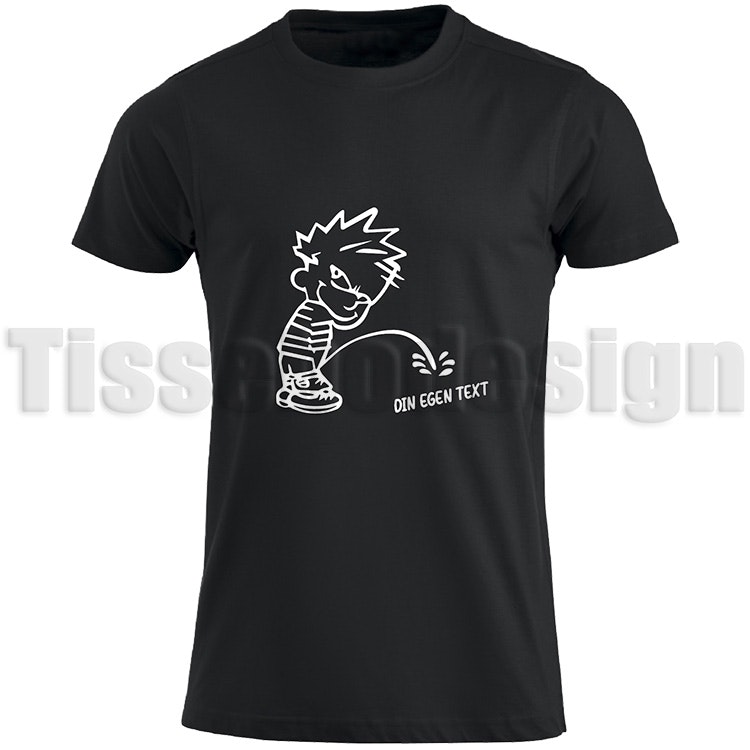 GPT  Svart T-shirt med en bild på figuren Kalle Pissar i vit - humoristisk design, 100% bomull, unisex, tillgänglig i storlekar S till 5XL, anpassningsbar med egen text under kissstrålen.
