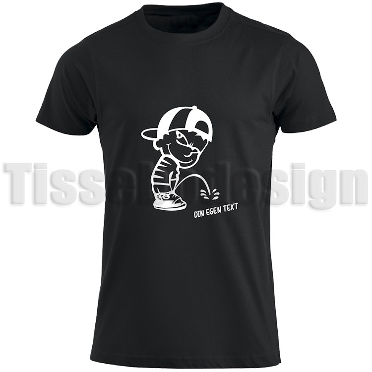 GPT  Svart T-shirt med en bild på figuren Kalle Pissar i vit - humoristisk design, 100% bomull, unisex, tillgänglig i storlekar S till 5XL, anpassningsbar med egen text under kissstrålen.