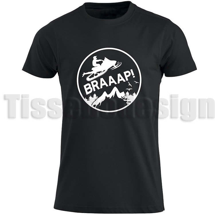 Svart T-shirt med bild på en Snöskoter och texten Braaap i vit - sportig design, 100% bomull, unisex, S till 5XL.