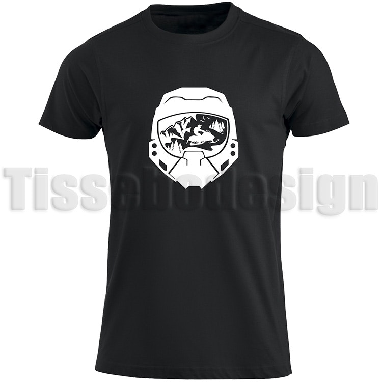 Svart T-shirt med bild av Snöskoterhjälm i vit - sportig design, 100% bomull, unisex, tillgänglig i storlekar S till 5XL.